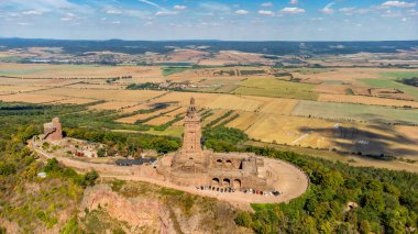 Rennsteig 'de yaz sonu yürüyüşü güzel bir güneş ışığı altında - Almanya