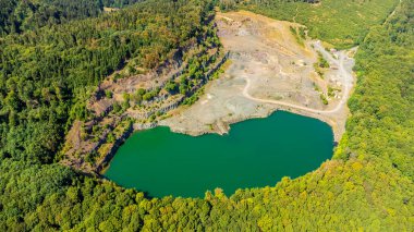 Rennsteig boyunca Almanya 'nın en güzel güneşli yaz yürüyüşü.