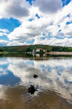 Ilmenau yakınlarındaki Heyda barajında yürü - Thüringen - Almanya