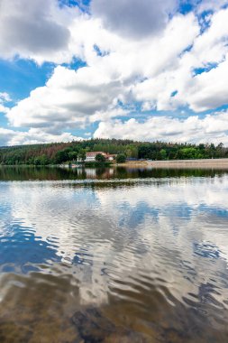 Ilmenau yakınlarındaki Heyda barajında yürü - Thüringen - Almanya