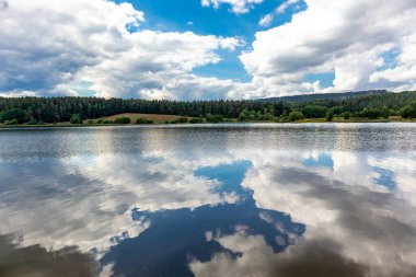 Ilmenau yakınlarındaki Heyda barajında yürü - Thüringen - Almanya