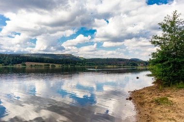 Ilmenau yakınlarındaki Heyda barajında yürü - Thüringen - Almanya