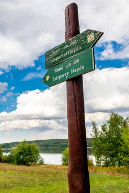 Ilmenau yakınlarındaki Heyda barajında yürü - Thüringen - Almanya