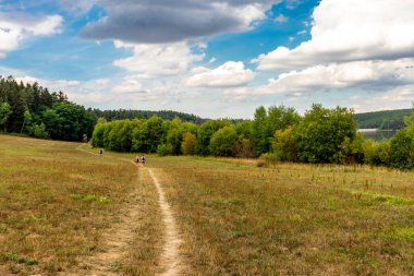 Ilmenau yakınlarındaki Heyda barajında yürü - Thüringen - Almanya