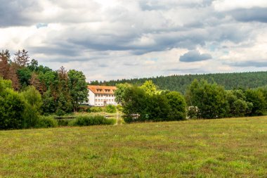 Ilmenau yakınlarındaki Heyda barajında yürü - Thüringen - Almanya
