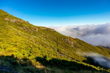 Azores 'in Madeira adasındaki en yüksek noktaya yürü Pico Ruivo - Portekiz