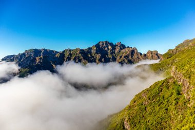 Azores 'in Madeira adasındaki en yüksek noktaya yürü Pico Ruivo - Portekiz