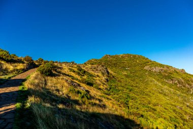 Azores 'in Madeira adasındaki en yüksek noktaya yürü Pico Ruivo - Portekiz
