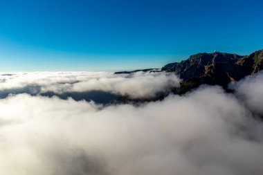 Azores 'in Madeira adasındaki en yüksek noktaya yürü Pico Ruivo - Portekiz