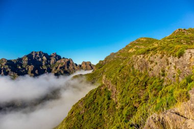 Azores 'in Madeira adasındaki en yüksek noktaya yürü Pico Ruivo - Portekiz