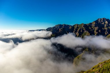 Azores 'in Madeira adasındaki en yüksek noktaya yürü Pico Ruivo - Portekiz