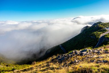 Azores 'in Madeira adasındaki en yüksek noktaya yürü Pico Ruivo - Portekiz