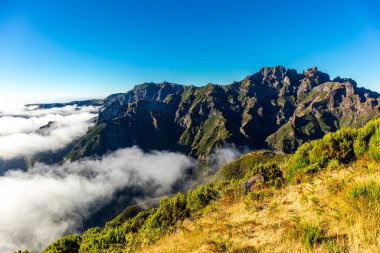 Azores 'in Madeira adasındaki en yüksek noktaya yürü Pico Ruivo - Portekiz