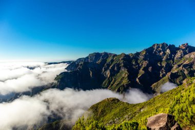 Azores 'in Madeira adasındaki en yüksek noktaya yürü Pico Ruivo - Portekiz