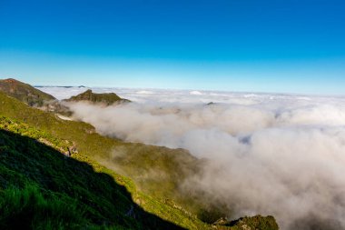 Azores 'in Madeira adasındaki en yüksek noktaya yürü Pico Ruivo - Portekiz