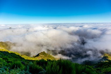 Azores 'in Madeira adasındaki en yüksek noktaya yürü Pico Ruivo - Portekiz