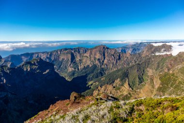 Azores 'in Madeira adasındaki en yüksek noktaya yürü Pico Ruivo - Portekiz