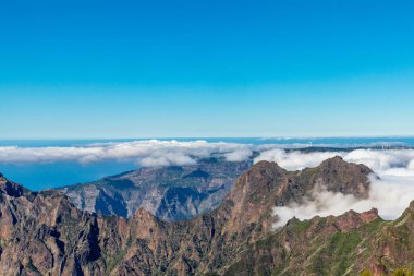 Azores 'in Madeira adasındaki en yüksek noktaya yürü Pico Ruivo - Portekiz
