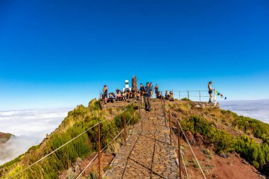 Azores 'in Madeira adasındaki en yüksek noktaya yürü Pico Ruivo - Portekiz