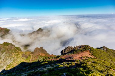 Azores 'in Madeira adasındaki en yüksek noktaya yürü Pico Ruivo - Portekiz