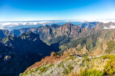 Azores 'in Madeira adasındaki en yüksek noktaya yürü Pico Ruivo - Portekiz
