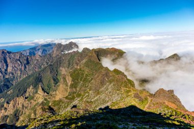Azores 'in Madeira adasındaki en yüksek noktaya yürü Pico Ruivo - Portekiz