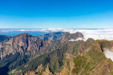 Azores 'in Madeira adasındaki en yüksek noktaya yürü Pico Ruivo - Portekiz