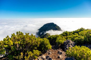 Azores 'in Madeira adasındaki en yüksek noktaya yürü Pico Ruivo - Portekiz