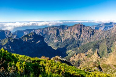 Azores 'in Madeira adasındaki en yüksek noktaya yürü Pico Ruivo - Portekiz