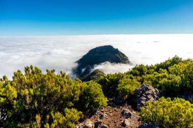 Azores 'in Madeira adasındaki en yüksek noktaya yürü Pico Ruivo - Portekiz
