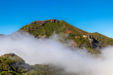 Azores 'in Madeira adasındaki en yüksek noktaya yürü Pico Ruivo - Portekiz