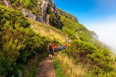 Azores 'in Madeira adasındaki en yüksek noktaya yürü Pico Ruivo - Portekiz