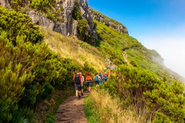 Azores 'in Madeira adasındaki en yüksek noktaya yürü Pico Ruivo - Portekiz