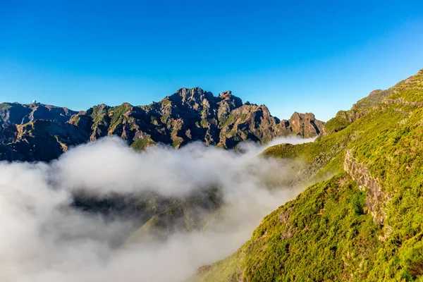 Azores 'in Madeira adasındaki en yüksek noktaya yürü Pico Ruivo - Portekiz