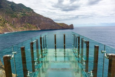 Portekiz 'in Madeira adasının kuzeyindeki Miradouro do Guindaste bakış açısına kısa bir mola veriyoruz.
