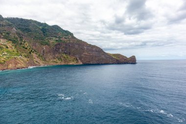 Portekiz 'in Madeira adasının kuzeyindeki Miradouro do Guindaste bakış açısına kısa bir mola veriyoruz.
