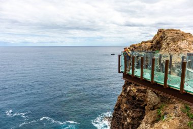 Portekiz 'in Madeira adasının kuzeyindeki Miradouro do Guindaste bakış açısına kısa bir mola veriyoruz.