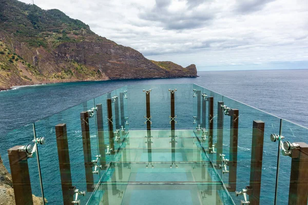 Portekiz 'in Madeira adasının kuzeyindeki Miradouro do Guindaste bakış açısına kısa bir mola veriyoruz.