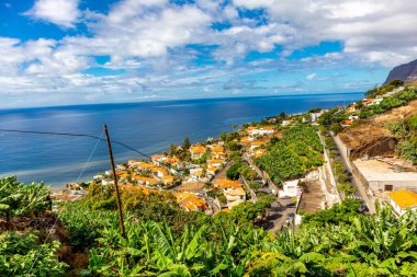 Atlantik Okyanusu, Madeira - Portekiz manzaralı Funchal levadas şehrine giderken. 