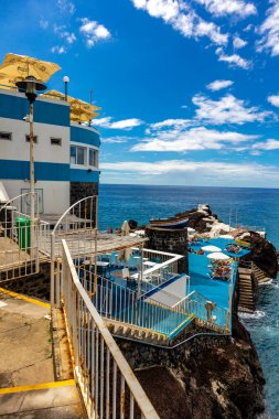 Atlantik Okyanusu, Madeira - Portekiz manzaralı Funchal levadas şehrine giderken. 