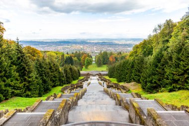 Bergpark 'ta sonbahar yürüyüşü Kassel Wilhelmshhe - Hesse - Almanya