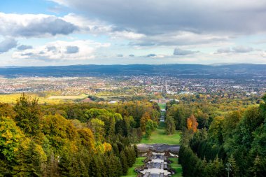 Bergpark 'ta sonbahar yürüyüşü Kassel Wilhelmshhe - Hesse - Almanya