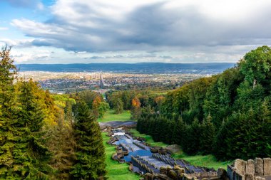 Bergpark 'ta sonbahar yürüyüşü Kassel Wilhelmshhe - Hesse - Almanya