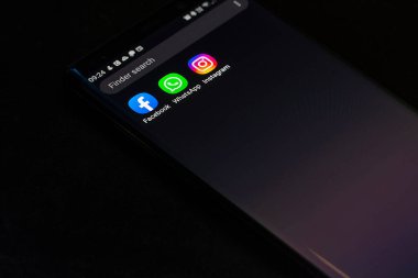KUALA LUMPUR, MALAYSIA - 5 Ekim 2021: Facebook 'a ait uygulamalar küresel çapta 10,6 milyon problem raporuyla altı saatten uzun bir süre çalışmayı durdurdu. Saldırı, Pazar günü bir muhbirin Facebook 'u sürekli öncelik vermekle suçlaması sonrasında kesintiye uğradı. 