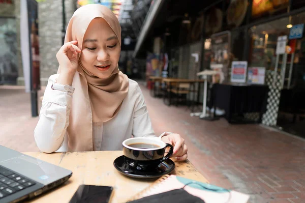 Nieuw Normaal Concept Volledig Gevaccineerde Malay Dame Met Een Goede — Stockfoto