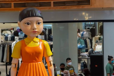 KUALA LUMPUR, MALAYSIA - 24 Ekim 2021: Yeni Netflix şovunun tanıtımı için yol gösteriminde Squid Game 'den dev bebek. Squid Game Güney Kore 'de yayınlanan bir hayatta kalma drama dizisidir.