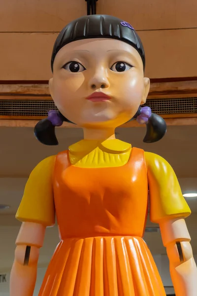 KUALA LUMPUR, MALAYSIA - 24 Ekim 2021: Yeni Netflix şovunun tanıtımı için yol gösteriminde Squid Game 'den dev bebek. Squid Game Güney Kore 'de yayınlanan bir hayatta kalma drama dizisidir.