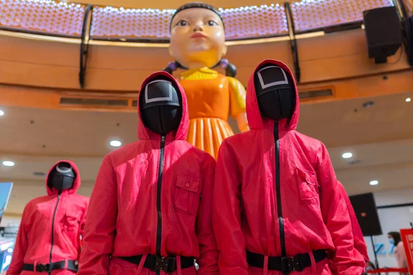 KUALA LUMPUR, MALAYSIA - 24 Ekim 2021: Netflix Show 'un tanıtımı için düzenlenen yol gösterisinde Squid Game' den koruma. Squid Game Güney Kore 'de yayınlanan bir hayatta kalma drama dizisidir.