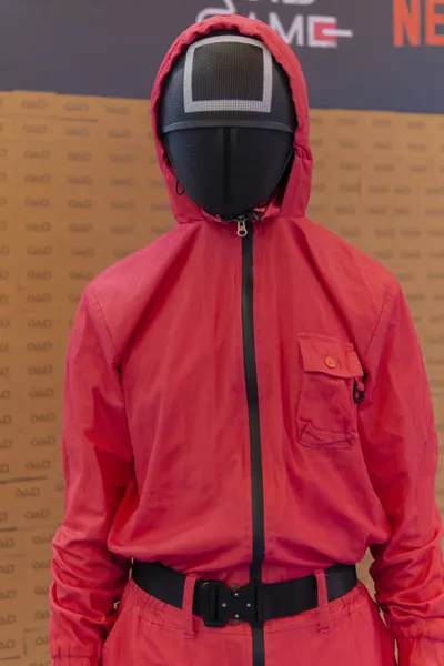 KUALA LUMPUR, MALAYSIA - 24 Ekim 2021: Netflix Show 'un tanıtımı için düzenlenen yol gösterisinde Squid Game' den koruma. Squid Game Güney Kore 'de yayınlanan bir hayatta kalma drama dizisidir.