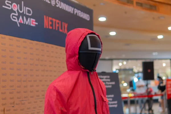 KUALA LUMPUR, MALAYSIA - 24 Ekim 2021: Netflix Show 'un tanıtımı için düzenlenen yol gösterisinde Squid Game' den koruma. Squid Game Güney Kore 'de yayınlanan bir hayatta kalma drama dizisidir.